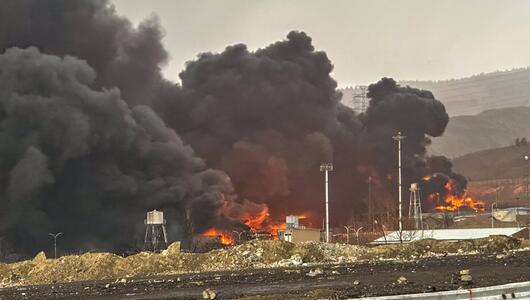 Feuer und Rauch nach einem Luftschlag auf ein Öldepot in Teheran.