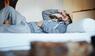 Mann liegt krank im Bett