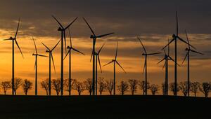 Windräder in einem Windpark bei Sonnenaufgang