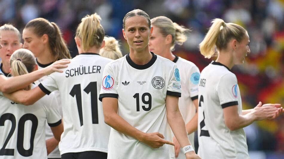 Klara Bühl zeigt auf ihr Tape, wo "GG7" steht.