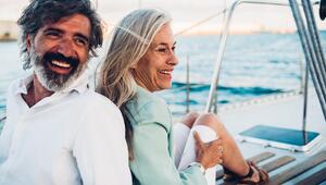 Reiches Paar auf Yacht, lachend. 