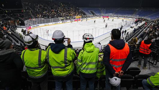 Bauarbeiter in der Santa-Giulia-Arena