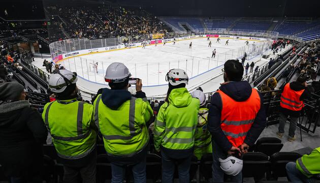 Bauarbeiter in der Santa-Giulia-Arena