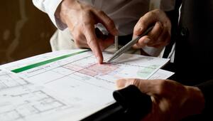 Zwei Personen besprechen einen Grundriss