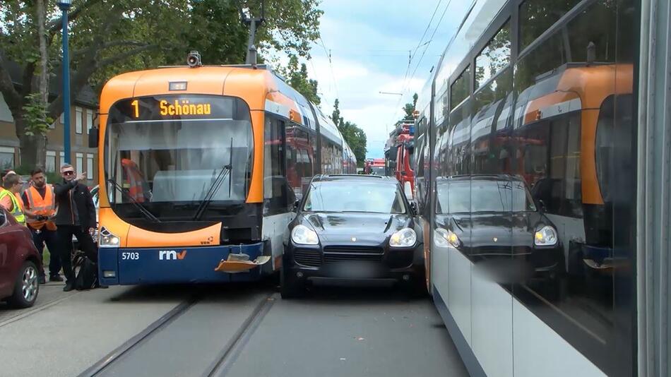 Auto zwischen zwei Straßenbahnen eingeklemmt