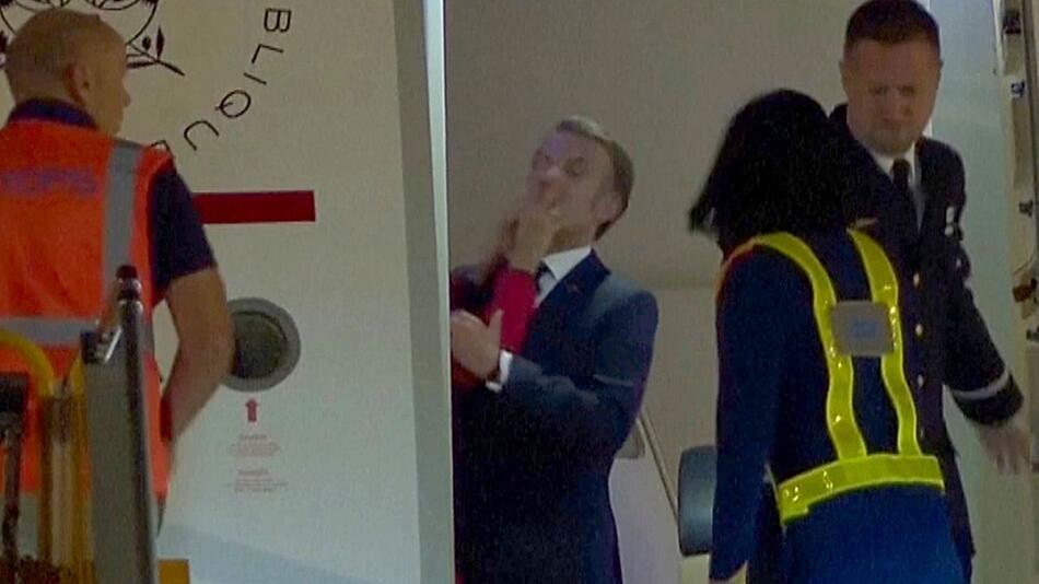 Mit der Hand ins Gesicht: Macron von Ehefrau weggestoßen