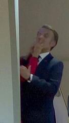 Kuriose Szene: Macron von Ehefrau weggestoßen