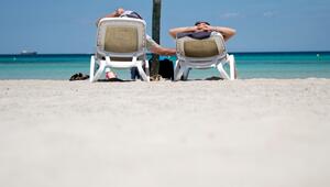 Urlauber liegen am Strand auf Mallorca