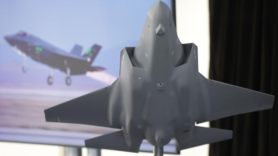 Spatenstich für Rheinmetall-Fabrik für F-35-Kampfjet-Bauteile