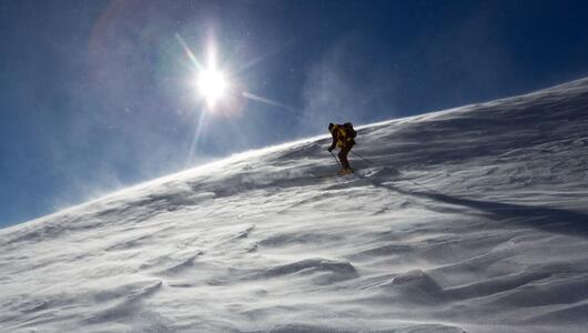 Symbolbild eines Skifahrers bei Sonne