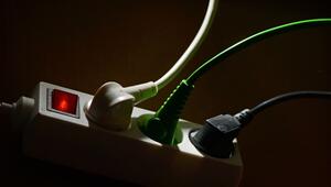 Stromstecker in einer Mehrfachsteckdose