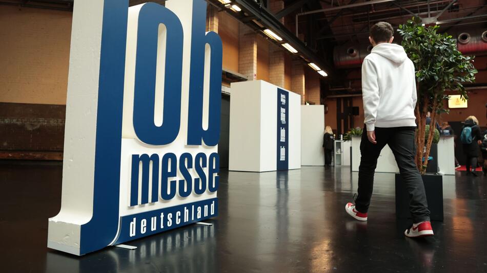 Jugendlicher besucht die Jobmesse in Berlin