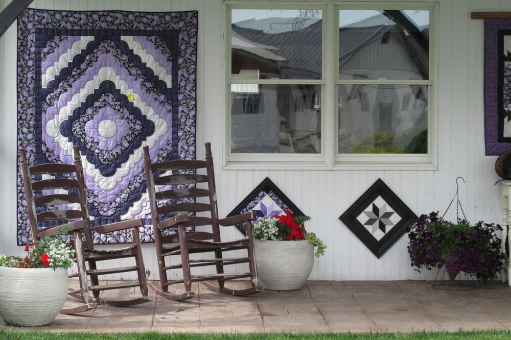 Veranda von "Riehl's Quilt Barn" auf der "Beacon Hollow Farm"
