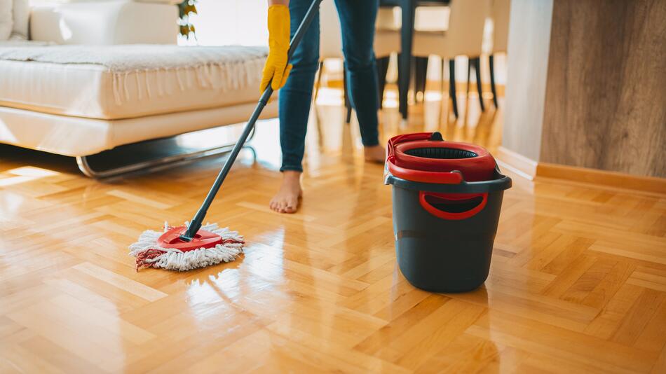 Pflege des Parketts im Wohnzimmer