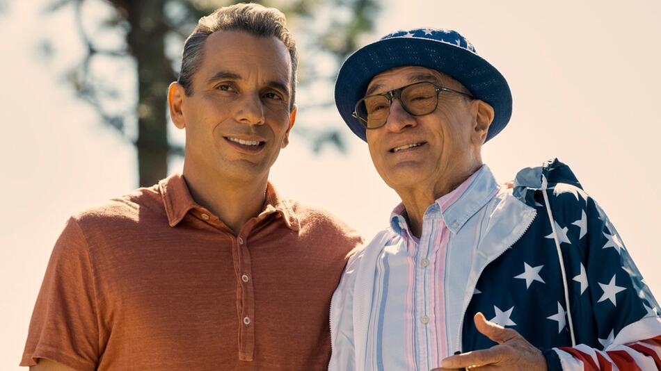 "Und dann kam Dad": Sebastian (Sebastian Maniscalco, l.) und Salvo (Robert De Niro) beginnen ...