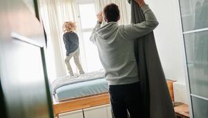 Ein Mann bezieht ein Bett