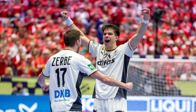 Lukas Zerbe und Renars Uscins (R) bei der Handball-EM 2026.