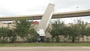 Spektakulärer Crash in Houston: 18-Tonner hängt über Autobahn