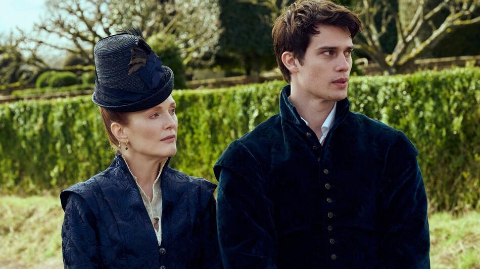 Julianne Moore und Nicholas Galitzine als "Mary & George".