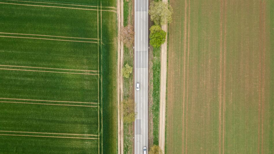 Autos fahren auf einer Landstraße