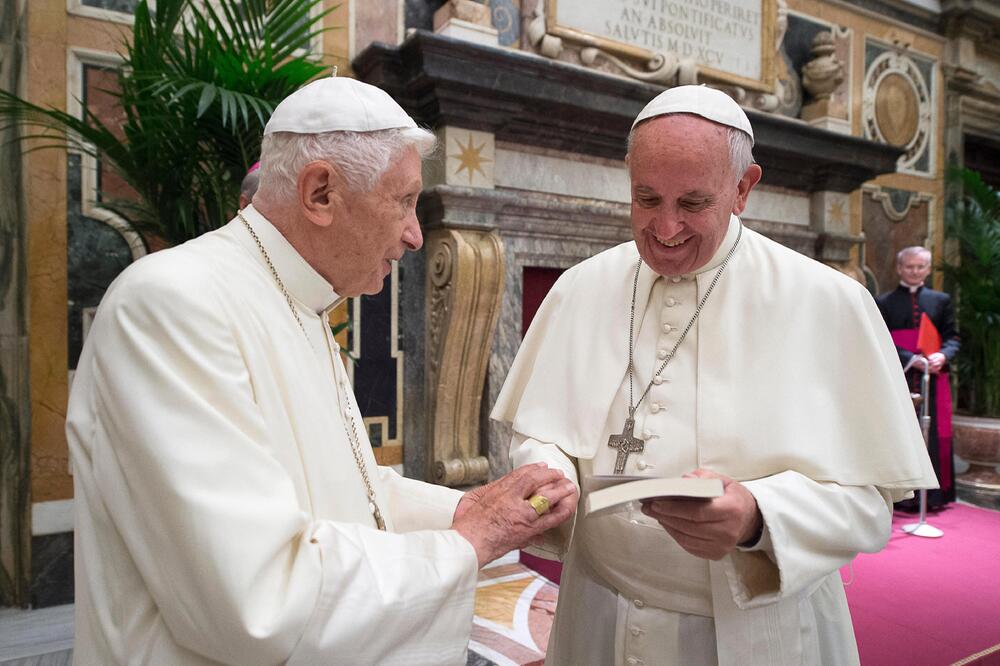 Benedikt XVI und Franziskus im Vatikan