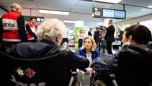 Meinl-Reisinger begrüßte Passagiere Montagfrüh in Wien-Schwechat