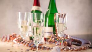 Sektgläser stehen auf einem Tisch