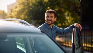 Mann steigt ins Auto