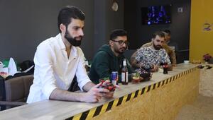 Baggern, was das Zeug hält: Baustellen-Spaß im Café für Erwachsene