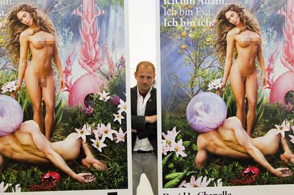 Life-Ball-Organisator Gery Keszler posiert mit den Plakaten