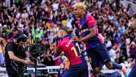 Raphinha und Lamine Yamal beim Torjubel gegen Real Madrid.