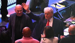 Donald Trump (r.) lässt sich neben UFC-Chef Dana White von der Menge feiern.