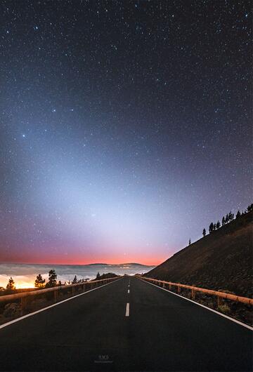 Zodiakallicht am Ende einer Straße, die zum Teide-Nationalpark führt