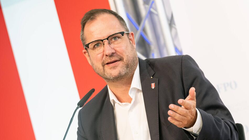 Christian Hafenecker informierte auf einer Pressekonferenz (Archivbild)