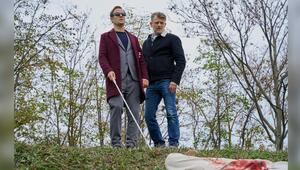 "Blind ermittelt: Tod an der Donau": Alex (Philipp Hochmair, l.) und Niko (Andreas Guenther) ...