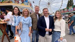 Julia Klöckner mit Jörg Pilawa und Teammitgliedern beim Rundgang auf dem Jahrmarkt in Bad Kreuznach.