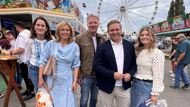 Julia Klöckner mit Jörg Pilawa und Teammitgliedern beim Rundgang auf dem Jahrmarkt in Bad Kreuznach.