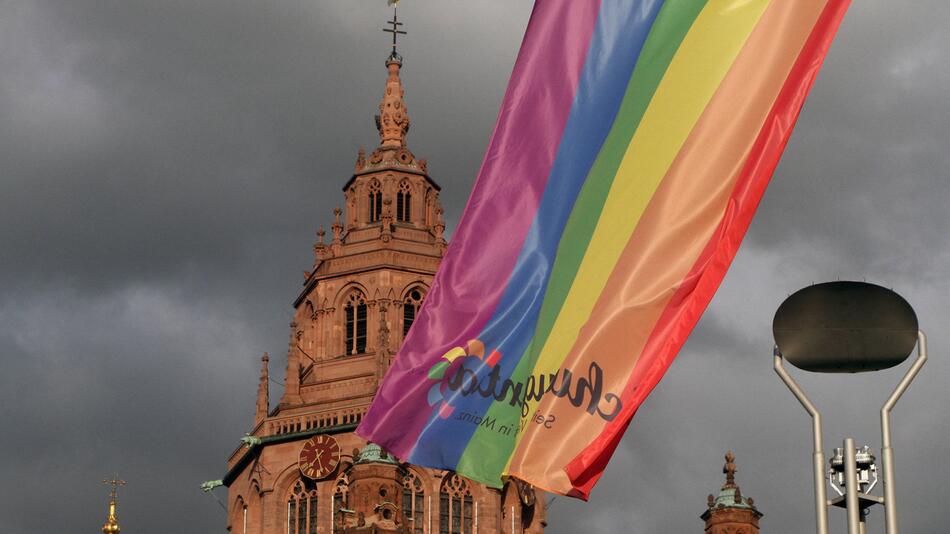 Outinchurch 125 Mitarbeitende Der Katholischen Kirche Haben Coming Out Als Queer Gmxat