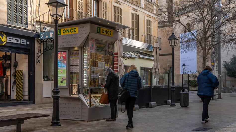 Lotteriestand der spanischen Blindenorganisation ONCE in Manacor