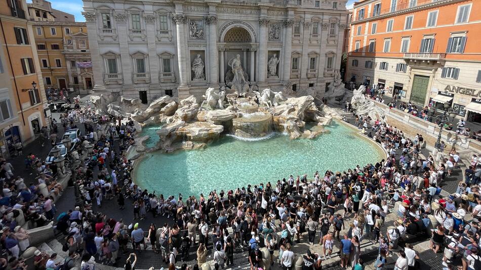 Viele Touristen am Trevi Brunnen