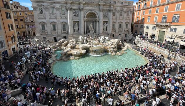 Viele Touristen am Trevi Brunnen 