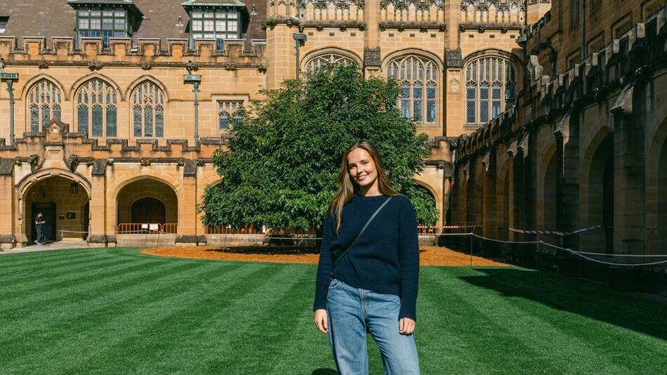 Prinzessin Ingrid Alexandra posiert vor ihrer neuen Universität in Australien.