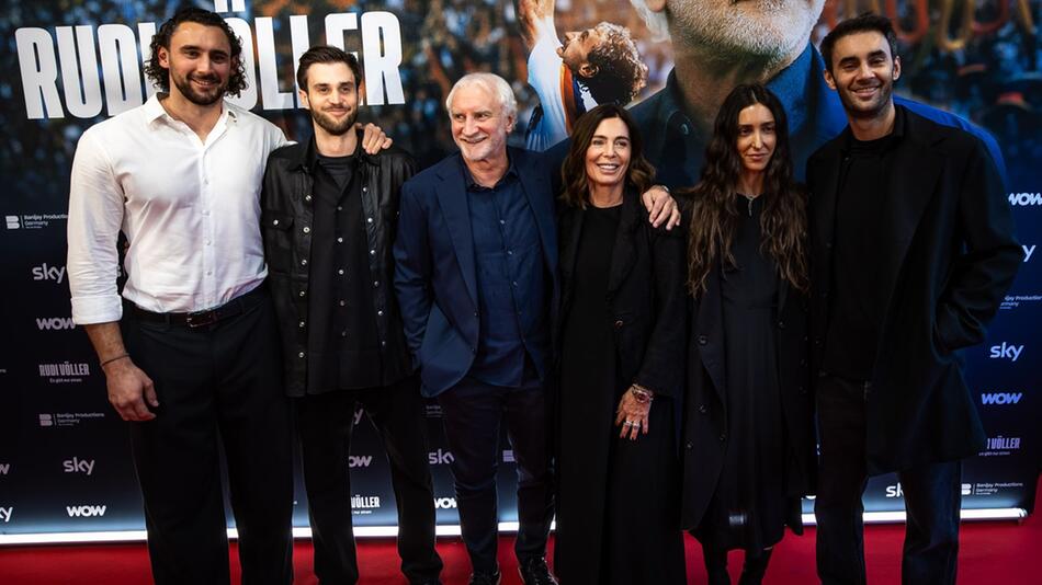 Marco, Kevin, Rudi und Sabrina Völler sowie Greta und Bryan (v.li.) auf der Premiere.