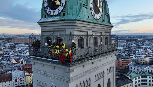 Feuerwehr rettet verletzte Frau von Kirchturm in München