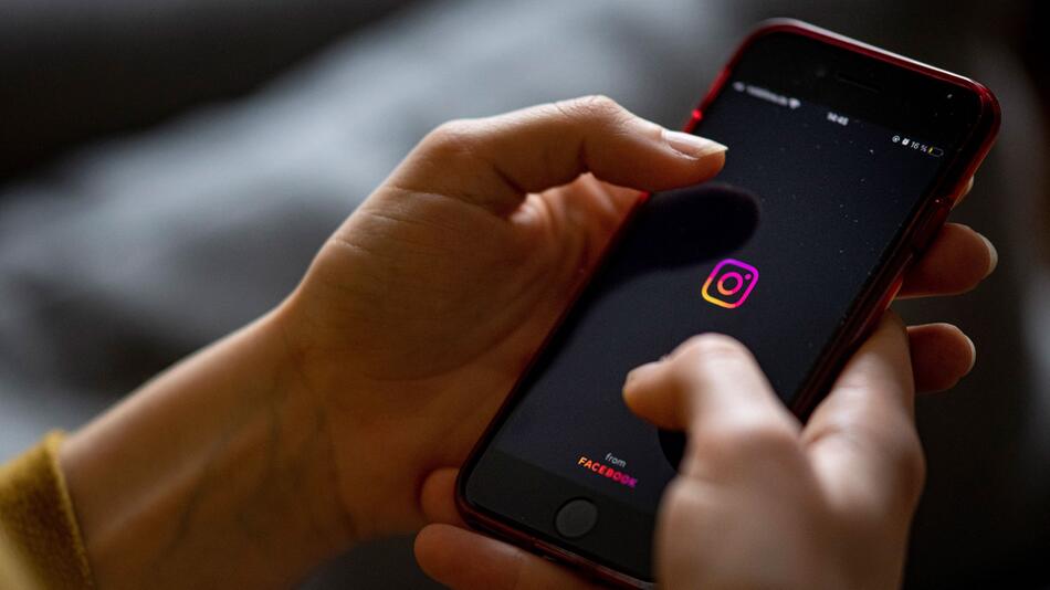 Das Logo der App Instagram ist auf einem Smartphone zu sehen