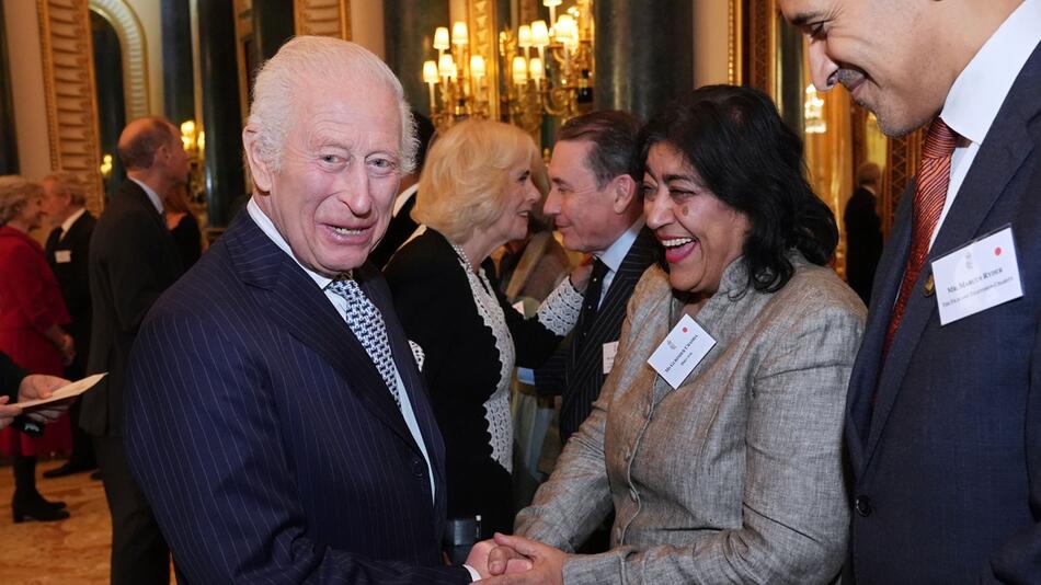 Gurinder Chadha (2.v.r) und König Charles III.