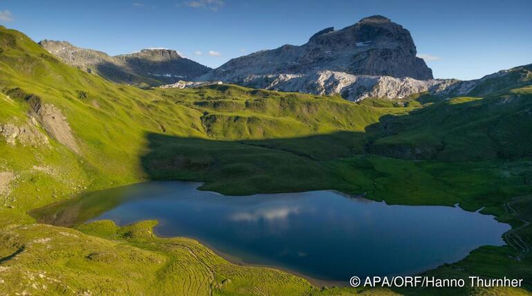Der Tilisunasee mit Weißplatte im Hintergrund