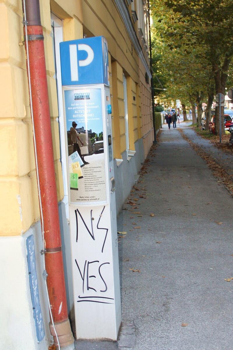 In Salzburg tauchen reihenweise Graffitis mit Slogans wie "NS statt US" oder "NS Yes" auf.