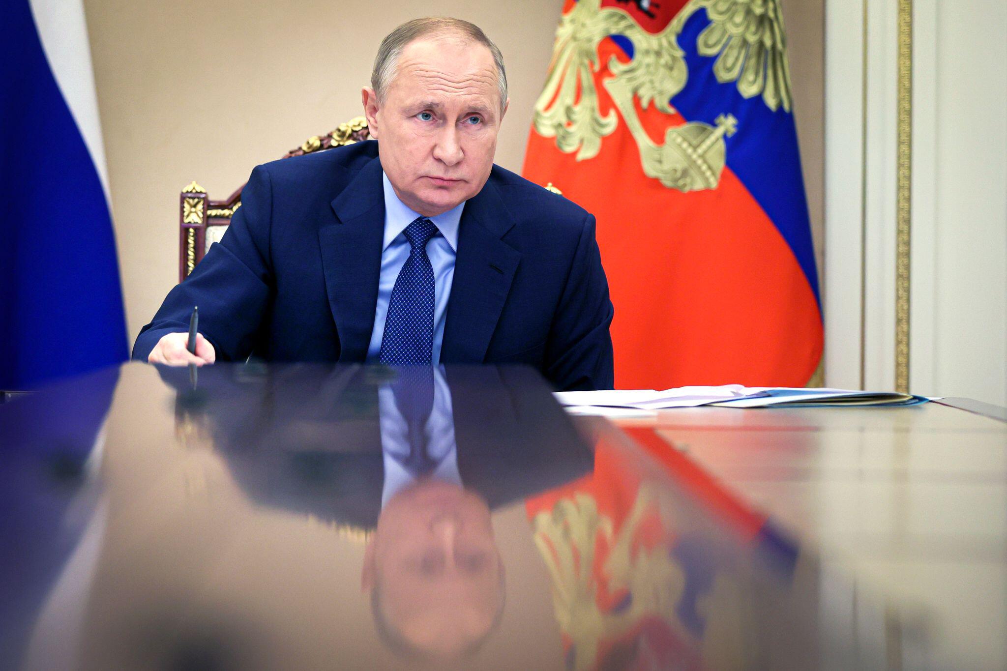 Русских подписал указ. Фото Путина.