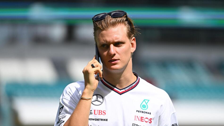 Mick Schumacher am Telefon